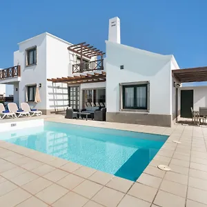 https://villas-camelot.in-canary-islands.com